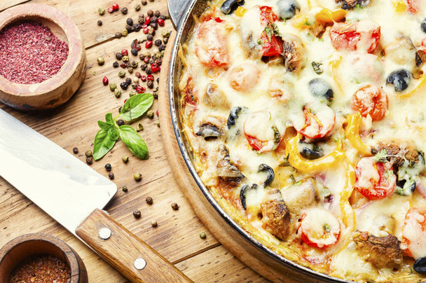Předkrm italskou pizzu s kuřecími prsíčky, rajčaty, sýrem a olivami - Fotografie, Obrázek