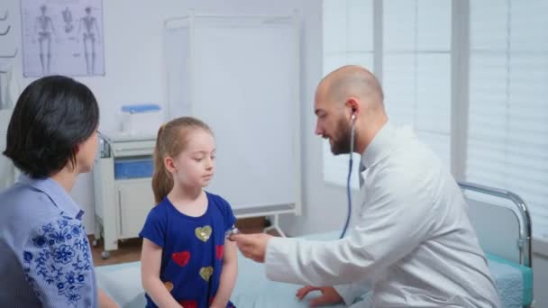 Arzt hört Herzschlag - Filmmaterial, Video