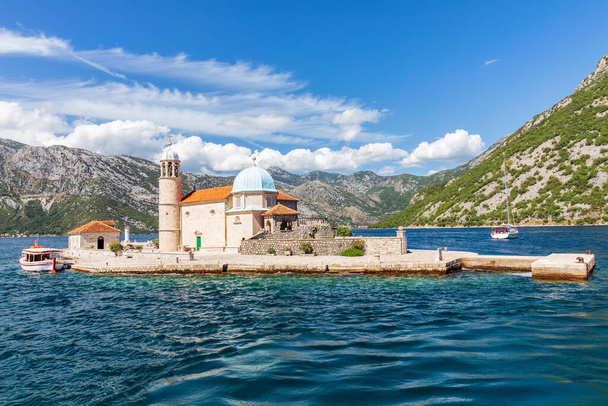 Kirche Unserer Lieben Frau von den Felsen in der Bucht von Kotor, Montenegro - Foto, Bild