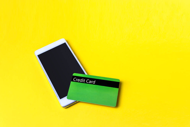 Luottokortti ja älypuhelin virtuaalisena maksupäätteenä Verkkokaupoissa. Verkkomaksu - Valokuva, kuva