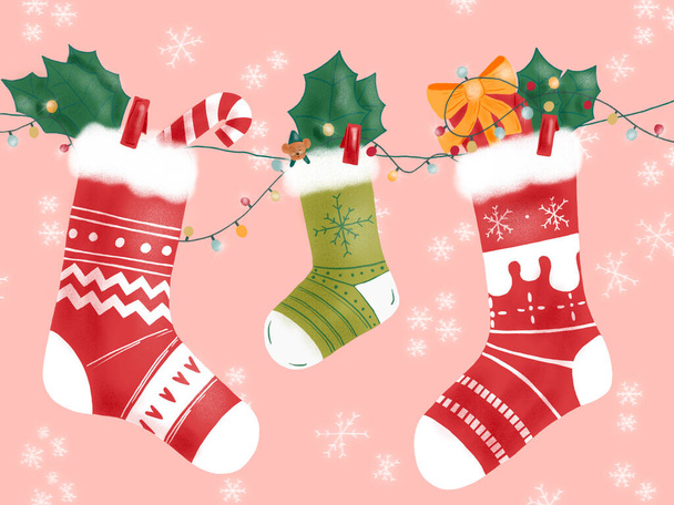Ručně kreslit ilustrace tří zimních ponožek visících na vánoční výzdobě - Fotografie, Obrázek