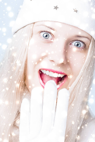 Veselé Vánoce a třpytky sněhu pozadí, blondýny žena s pozitivními emocemi v zimní sezóně pro nákupy prodej a dovolená značky - Fotografie, Obrázek