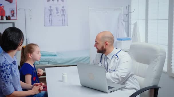 Arzt untersucht Kind auf Röntgenbild - Filmmaterial, Video