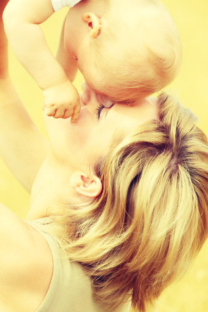 μωρό με τη μητέρα - Φωτογραφία, εικόνα