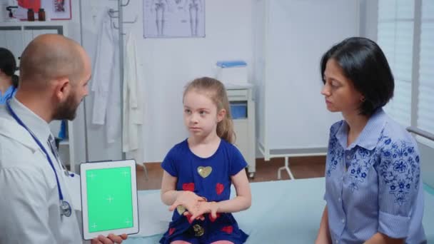 Médecin parlant et tenant une tablette écran vert - Séquence, vidéo