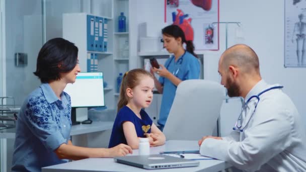Παιδί και γιατρός μιλούν στην κλινική - Πλάνα, βίντεο