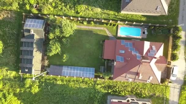 Vista aerea di una casa autonoma con pannelli solari sul tetto e turbina eolica per la produzione di energia elettrica pulita a buon mercato. - Filmati, video