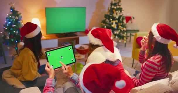 friends watch TV while Christmas - Footage, Video