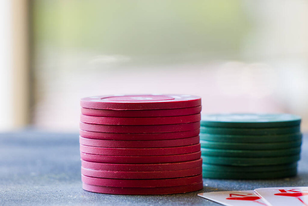 Έμπορος καρτών μάρκες στο τραπέζι πόκερ και blackjack, παίζουν χαρτιά - Φωτογραφία, εικόνα