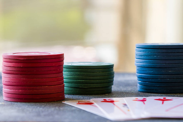 Karta dealer žetony na pokeru a blackjack stůl, hrací karty - Fotografie, Obrázek