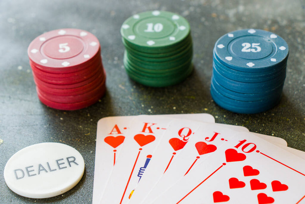 TBILISI, ΓΕΩΡΓΙΑ - 18 ΣΕΠΤΕΜΒΡΙΟΥ 2020: Βασιλικό flash πόκερ και blackjacks κάρτες στο σκοτεινό φόντο - Φωτογραφία, εικόνα