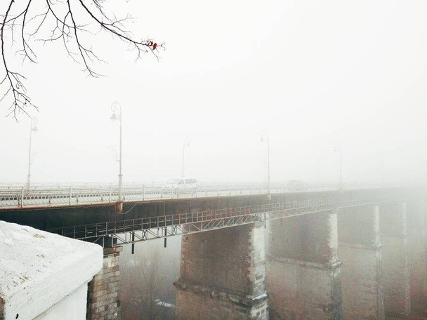 Puente sobre el cañón en un día aburrido de invierno, Kamenets-Podolsky, Ucrania  - Foto, imagen