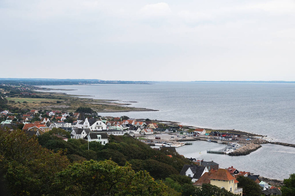Маленьке прибережне містечко Моль розташувалося на скелях до води в південній Швеції. - Фото, зображення