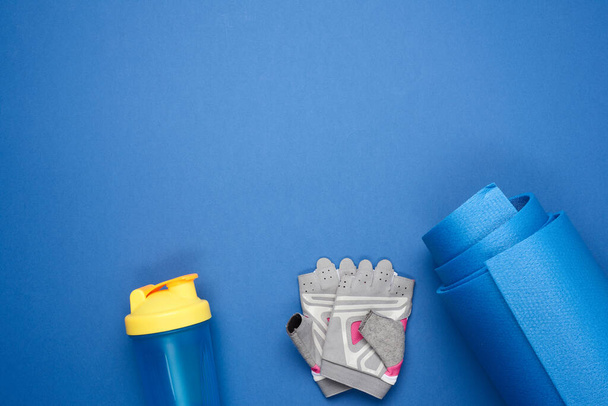 спортивні рукавички та синій спортивний килимок, вид зверху, набір, місце для тексту
  - Фото, зображення