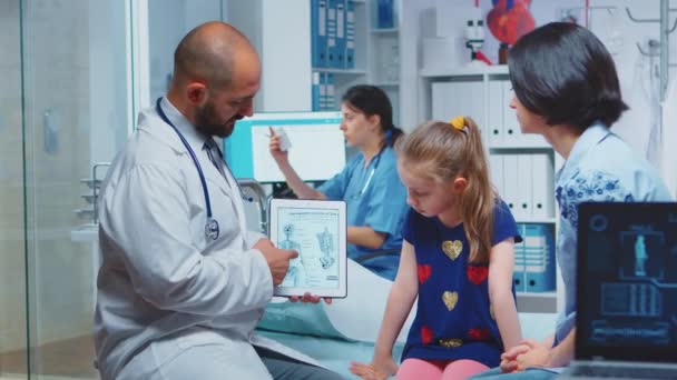 Tablette iskelet grafikleri gösteren doktor - Video, Çekim