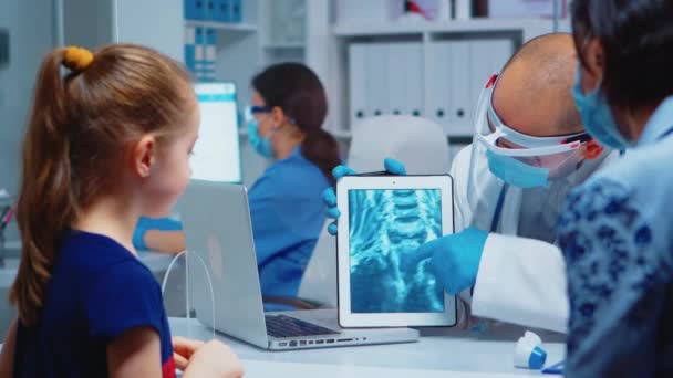 Загальний лікар, що представляє рентгенівський знімок шиї
 - Кадри, відео
