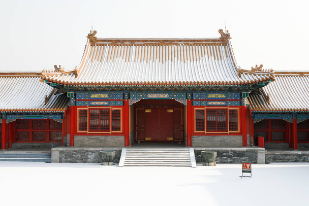 Lumen peittämä punainen kiinalainen rakennus Pekingissä - Valokuva, kuva