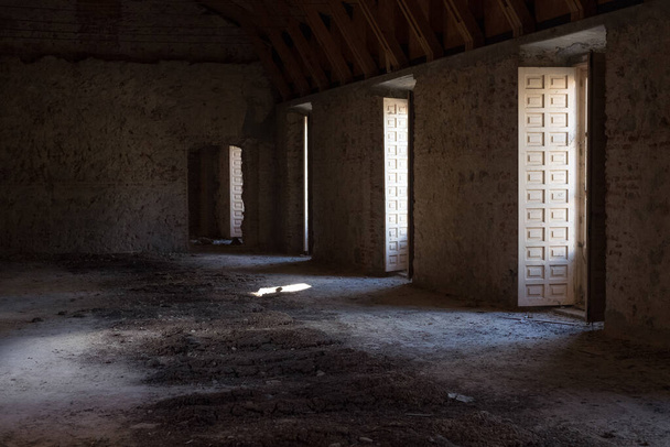 Bella sala con tre finestre in un palazzo abbandonato - Foto, immagini