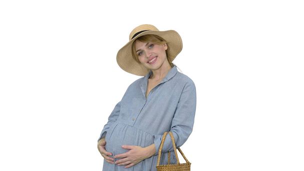 Kobieta w ciąży w lecie stoi i dotyka brzucha na białym - Zdjęcie, obraz