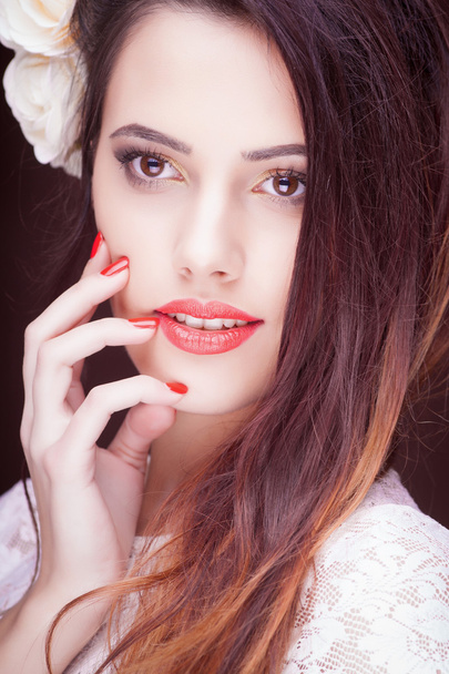 Beauty Fashion Model Girl with pink make-up, close-up studio shoot - Foto, Imagen