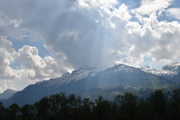 Schweizer Berglandschaft an einem schönen Frühlingstag - Foto, Bild