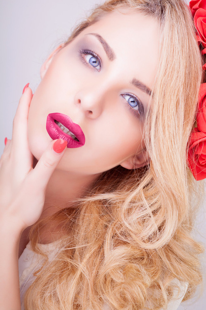Beauty Fashion Model Girl with pink make-up, close-up studio shoot - 写真・画像