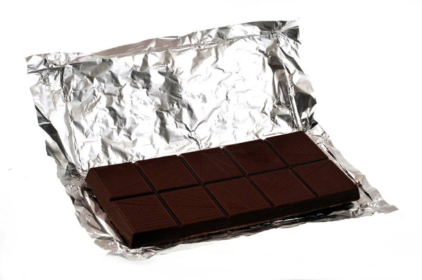 Barre de chocolat noir en gros plan sur fond blanc - Photo, image