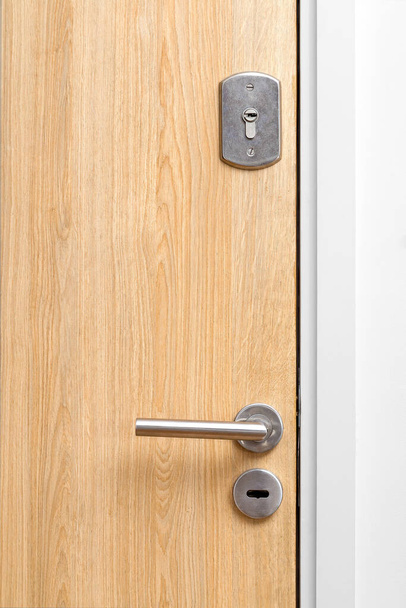 Πόρτα οικογενειακού σπιτιού. Κοντινό πλάνο της κλειδαριάς σε θωρακισμένη πόρτα ενός τμήματος. Ενισχυμένη θύρα. - Φωτογραφία, εικόνα