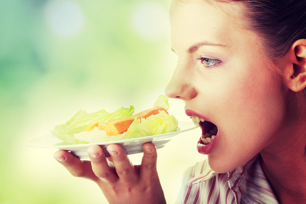 κορίτσι τρώει σαλάτα - Φωτογραφία, εικόνα