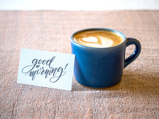 Goedemorgen! Laten we een nieuwe dag beginnen met een kop warme cappuccino koffie. Ontbijtset uit Chiang-Mai, Thailand - Foto, afbeelding