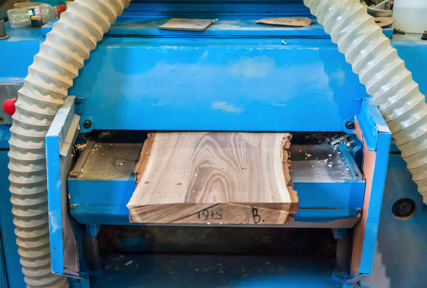 Hobelbretter in einer Tischlerei. Große Hobelmaschine zur Holzbearbeitung - Foto, Bild