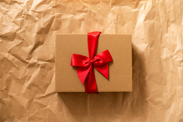 Gift box on craft paper background. Christmas background. Happy new year - Φωτογραφία, εικόνα