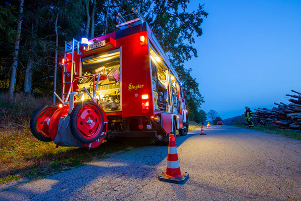 BAVARIA / NIEMCY - WRZESIEŃ 16, 2020: Niemiecki wóz strażacki stoi na ulicy w pobliżu lasu - Zdjęcie, obraz