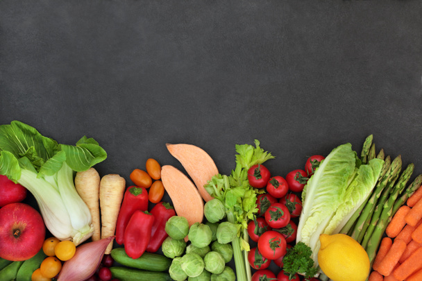Βιολογικά φρέσκα φρούτα & λαχανικά για υγιεινή διατροφή πλούσια σε αντιοξειδωτικά, ανθοκυανίνες, λυκοπένιο, καροτενοειδή, μέταλλα, βιταμίνες, διαιτητικές ίνες & έξυπνους υδατάνθρακες. Σύνορα στο φόντο πλάκα. Επίπεδη. - Φωτογραφία, εικόνα