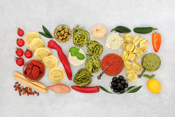 Ιταλική τροφή για μια υγιεινή ισορροπημένη διατροφή με μια επιλογή από υγιεινές τροφές με υψηλή περιεκτικότητα σε αντιοξειδωτικά, ανθοκυανίνες, λυκοπένιο, πρωτεΐνες, βιταμίνες, ίνες, ωμέγα 3 και μέταλλα. Επίπεδη τοποθέτηση σε γκρι κηλίδες. - Φωτογραφία, εικόνα