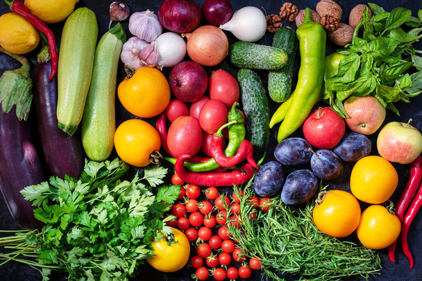 Świeże warzywa i tło owoców. Pojęcie zdrowej żywności ekologicznej. Widok z góry - Zdjęcie, obraz