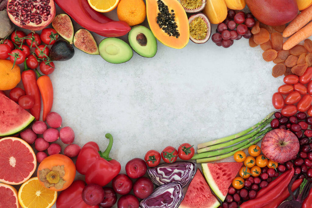 Növényi alapú vegán élelmiszer határ magas likopin gyümölcs és zöldség is magas antioxidánsok, antocianinok, vitaminok, karotinoidok, ásványi anyagok, vitaminok és rost. Immunrendszert erősítő. - Fotó, kép