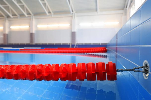 Detailní záběr červené bóje v krytém bazénu - Fotografie, Obrázek