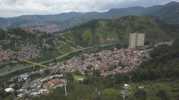 Medellin, Kolumbia, Drone Aerial View of Metrocable Funicular Gondola Project - Felvétel, videó