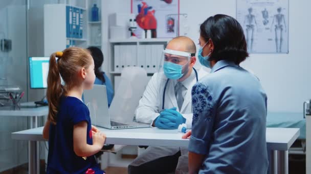 Facharzt untersucht Kind-Röntgen - Filmmaterial, Video