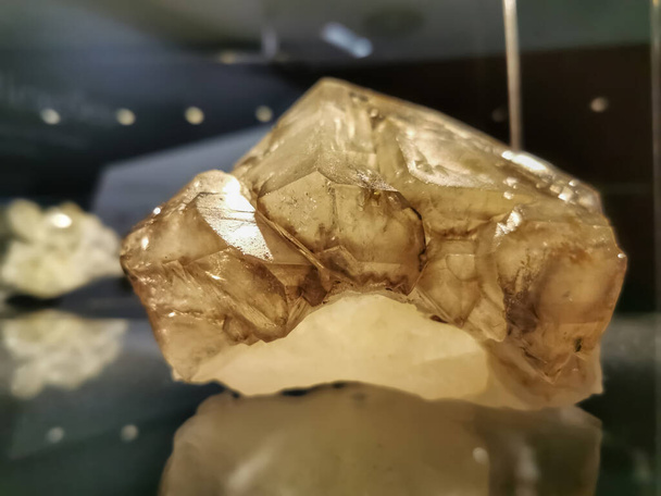 Veduta della pietra minerale, quarzo fenestrato, da Minas Gerais, Brasile, su sfondo sfocato... - Foto, immagini