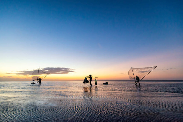 Теневые рыбаки ранним утром. - Фото, изображение