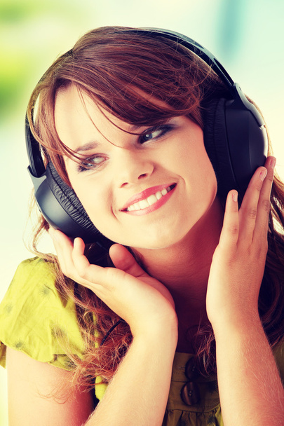 Beautiful teenage girl listening to music - Foto, Imagem