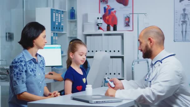 Pediatrician checking ontemperature - Footage, Video