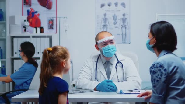 Pracownik medyczny wyjaśniający radiografię - Materiał filmowy, wideo