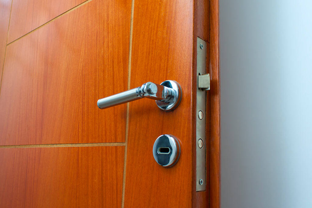 Ανοιχτή πόρτα ενός οικογενειακού σπιτιού. Κοντινό πλάνο της κλειδαριάς μια θωρακισμένη πόρτα. Λευκό φόντο. - Φωτογραφία, εικόνα