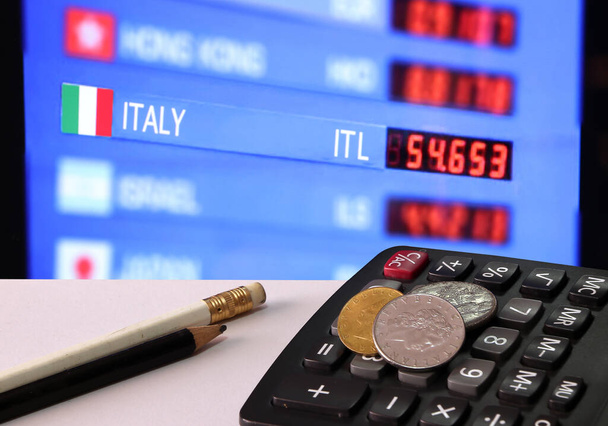 Hromada italských mincí na kalkulačce a tužce na bílé podlaze s digitální deskou směnárny peněz pozadí, REPVBLICA ITALIANA, Lire Italia peníze koncept financí. - Fotografie, Obrázek