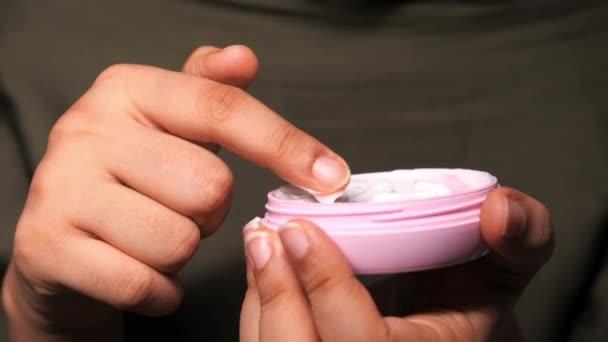 Frau trägt zu Hause Schönheitscreme auf Haut auf  - Filmmaterial, Video