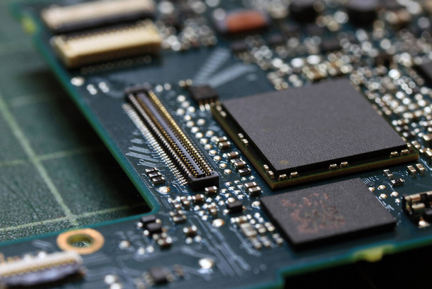Technologie de fond électronique près de la carte de circuit vert kit. Circuit intégré spécifique à l'application - Photo, image