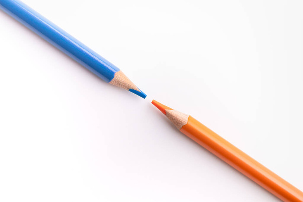 Zestaw kolorowych ołówków ustawionych na górze pionowej fotografii. Na białym tle - Zdjęcie, obraz